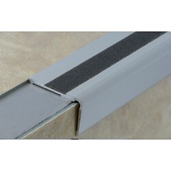 Nez de marche en aluminium pour usage tertiaire intérieur modèle 1T à 1 bande - pose encastrée