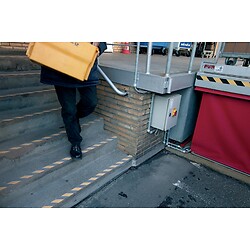 Adhésif anti-dérapant coloris noir largeur 50 mm rouleau de 15 m